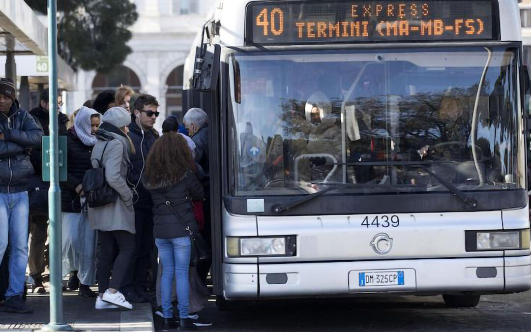 UN NUOVO LOCKDOWN SI AVVICINA Il Governo non chiude le scuole superiori, i governatori sì.