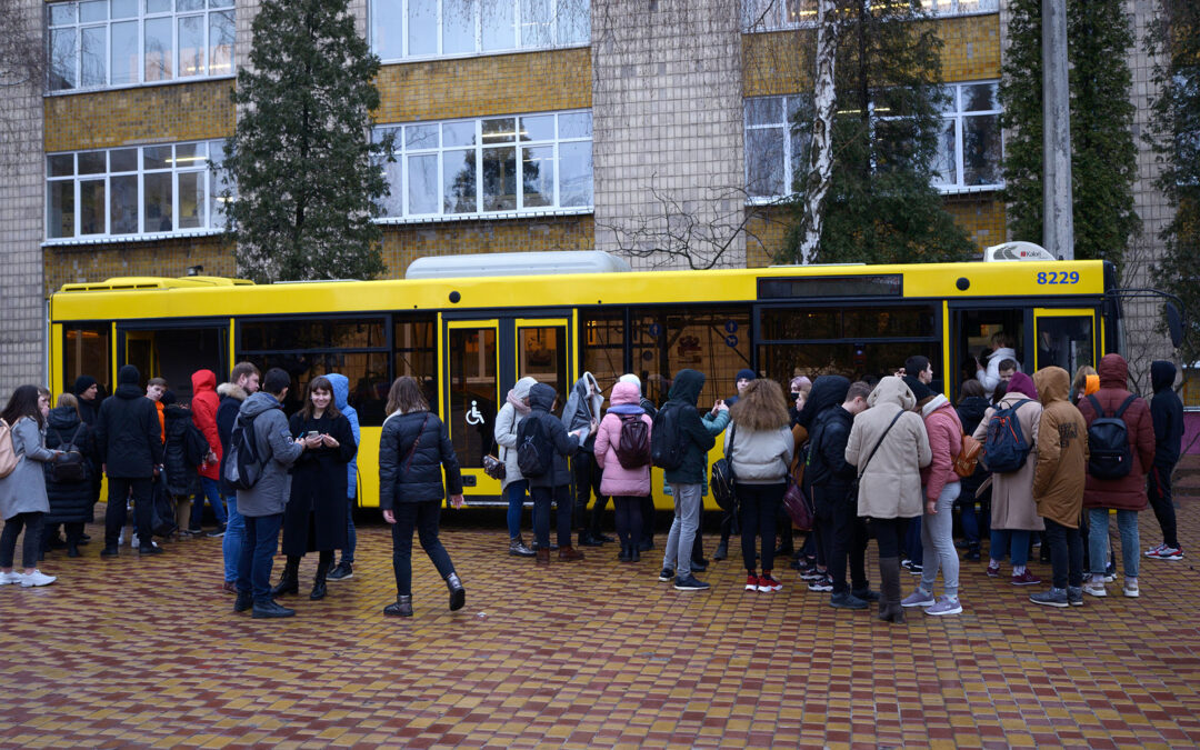 Covid, trasporti affollati? Azzolina: studenti non sacrificabili, con pochi contagi a scuola niente dad