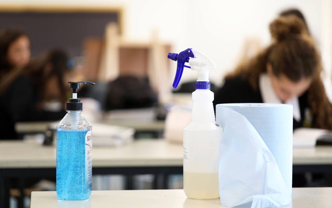 «La scuola resta una priorità» Il governo: quando possibile torneranno tutti in presenza