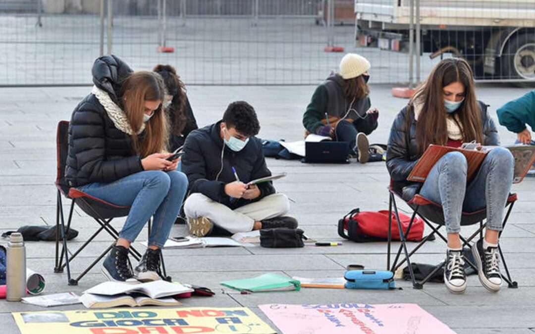 IL TORMENTONE DELLA SETTIMANA: QUANDO SI TORNA A SCUOLA IN PRESENZA?