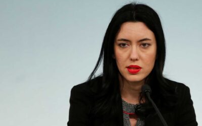 SCUOLA IN PRESENZA DAL 7 GENNAIO, TRE SETTIMANE SU 4 PER LE SUPERIORI. Ma le foto di viale Ceccarini affollatissimo di persone stride con la narrazione dei pericolo della scuola in presenza.