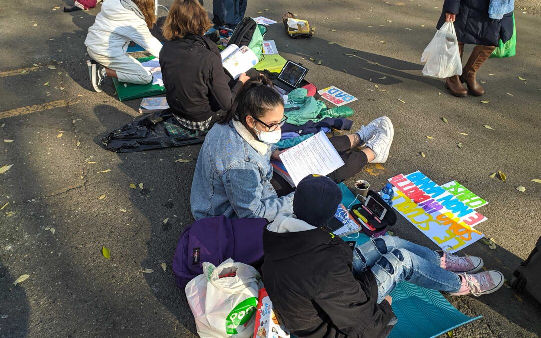 Primo giorno tra aule e scioperi “Siamo pronti a nuove proteste” Da ieri scuole superiori in presenza al 50-75% in Emilia-Romagna, Piemonte, Lazio e Molise Gli studenti si dividono fra chi rientra subito in classe e chi aderisce alle mobilitazioni in strada