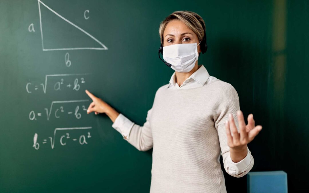 Sindacati: vaccinare subito tutto il personale scolastico.