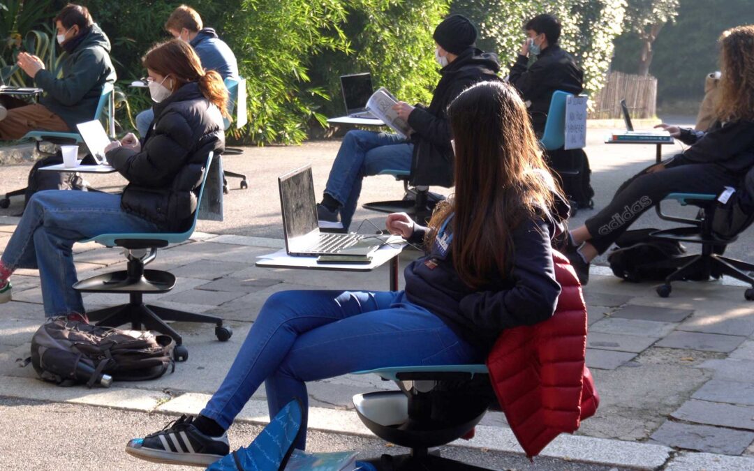 “La scuola non si chiude”, la protesta contro il nuovo Dpcm.