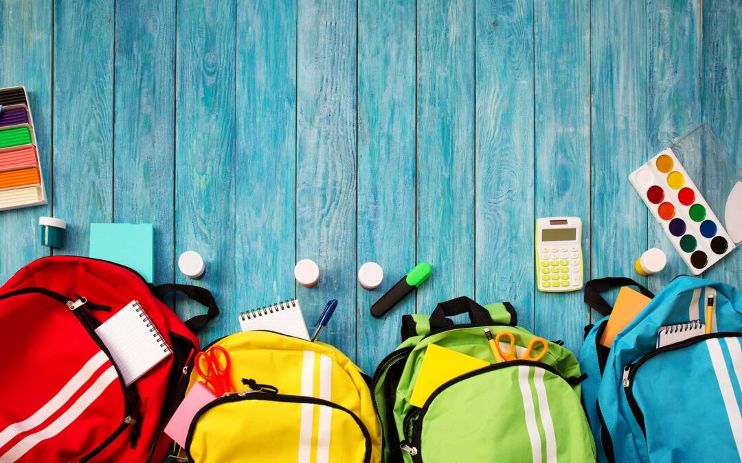 Zaini appesi alla facciata dell’istituto: bambini e genitori uniti nella protesta
