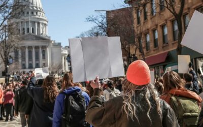 Rientro a scuola tra le proteste: «Dimenticati gli adolescenti»