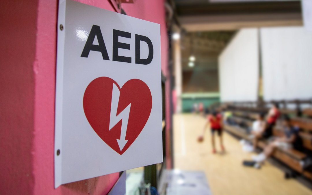 Defibrillatori in tutte le scuole e insegnamento del primo soccorso, forse ci siamo