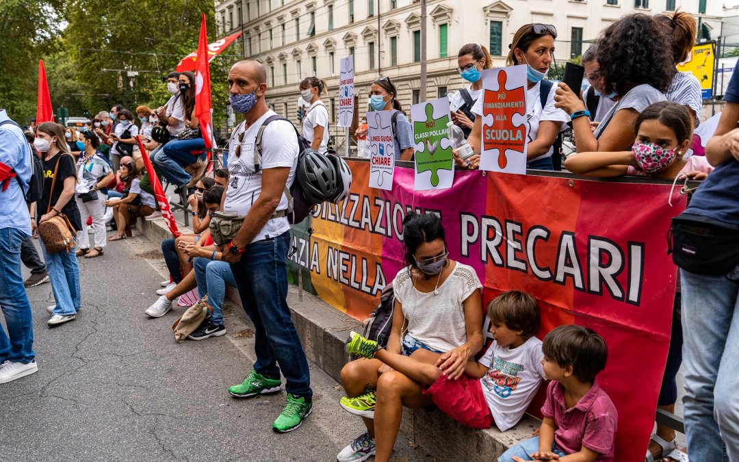 Precari della scuola in piazza a Roma: «Non siamo fantasmi»
