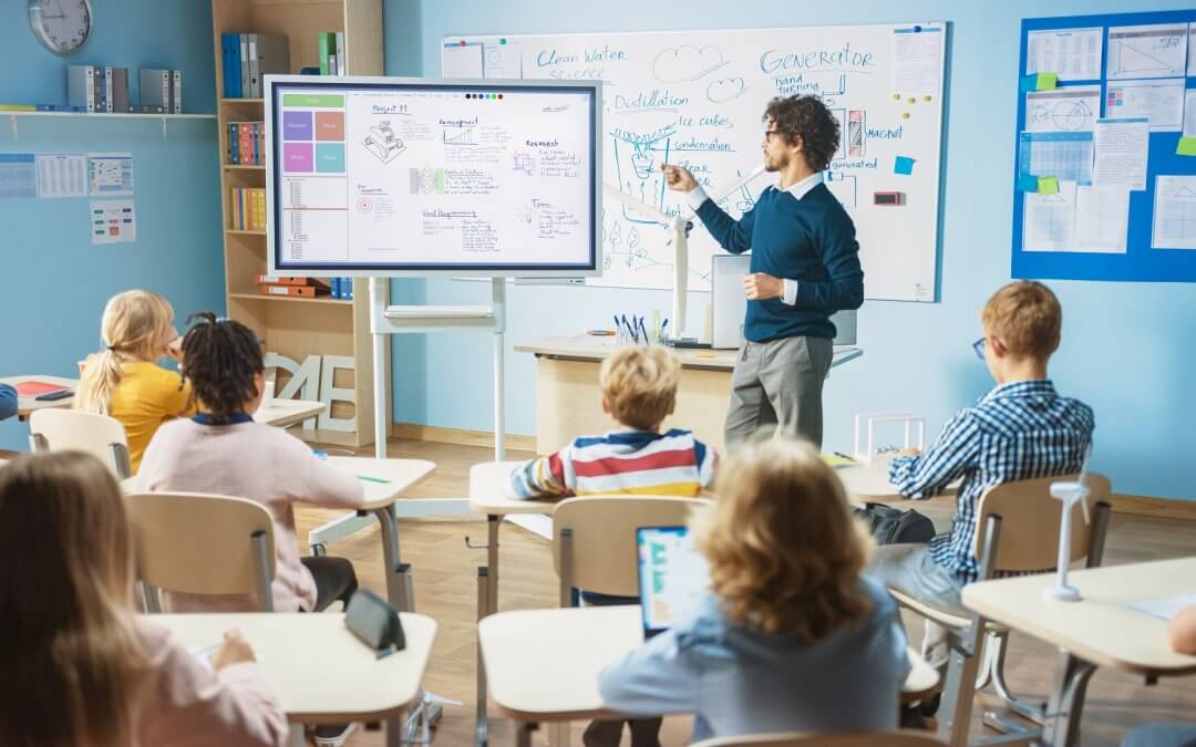 Rientro a scuola a settembre 2021, per evitare la Dad doppia linea sui vaccini ai ragazzi
