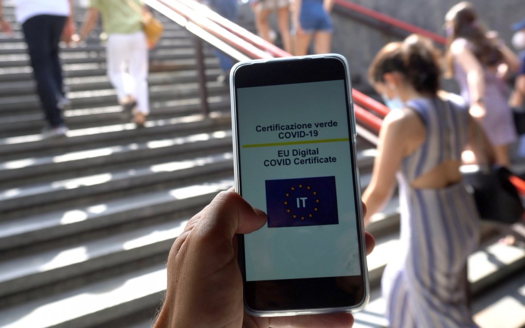 Il green pass anche a scuola: la nuova stretta in arrivo anche sui servizi