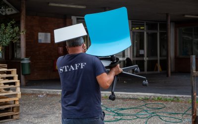 Banchi a rotelle al macero: l’immagine di uno spreco