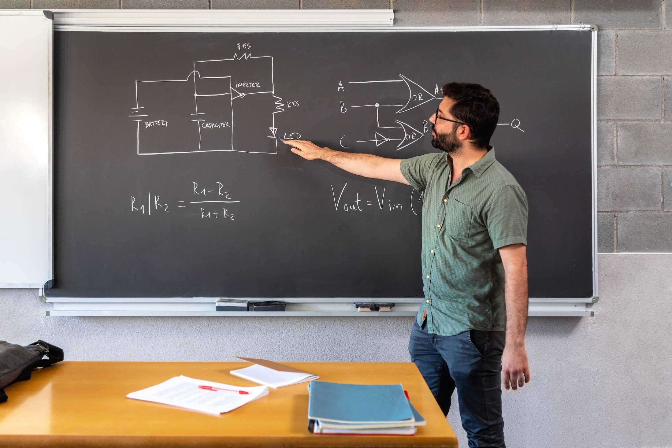 Teacher,In,Classroom,Explaining,Concepts,Using,Blackboard.,Online,Professor,Teaching