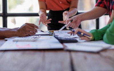 Il dibattito sui sistemi di valutazione nella scuola primaria: analisi pedagogica tra giudizi descrittivi e voti numerici