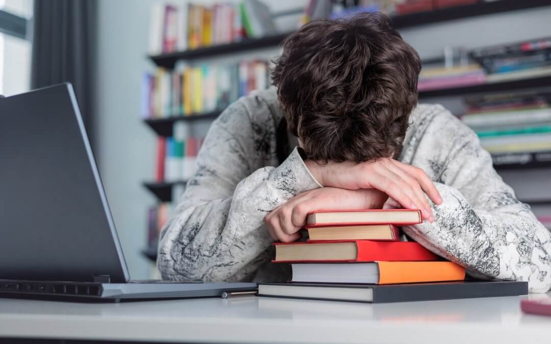 Benessere psicologico e gestione dell’ansia da prestazione: la necessità di un servizio di supporto strutturato nelle scuole