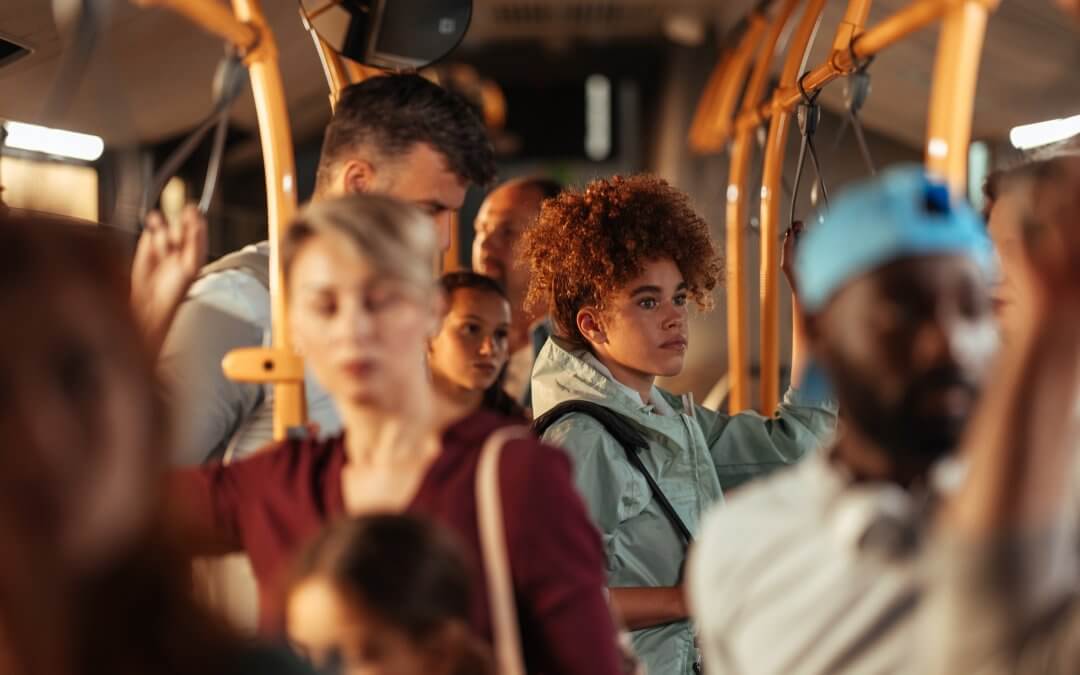 Il pendolarismo studentesco: le ore perse sui treni regionali tra disagi e resilienza