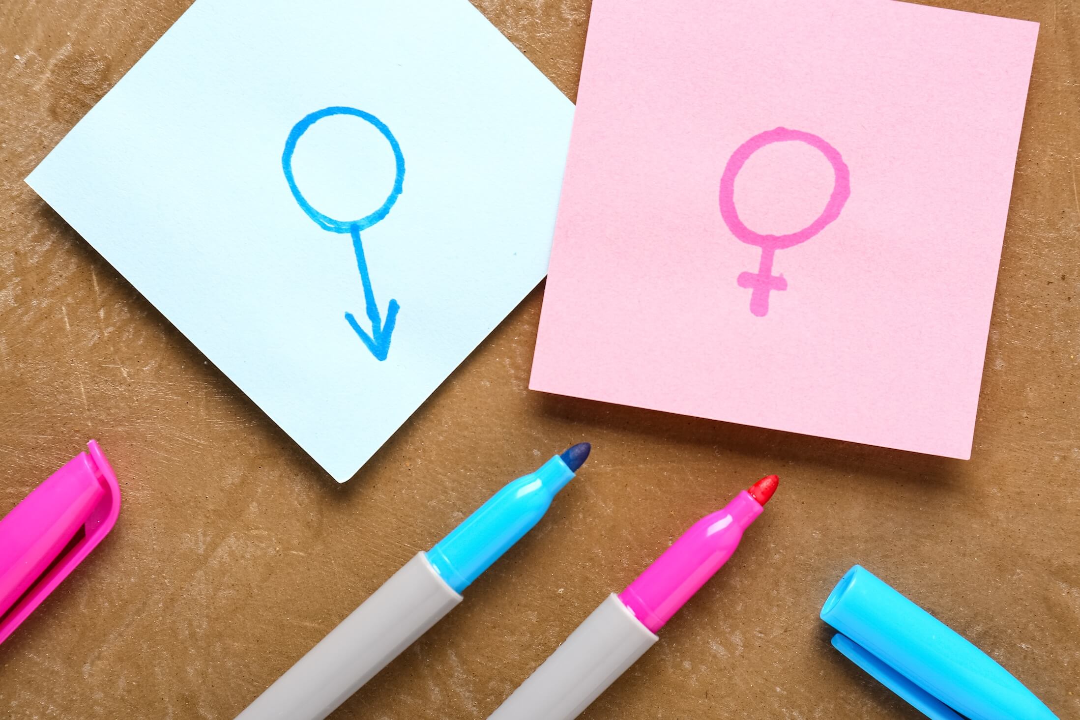 Sticky,Notes,With,Drawn,Male,And,Female,Symbols,With,Markers